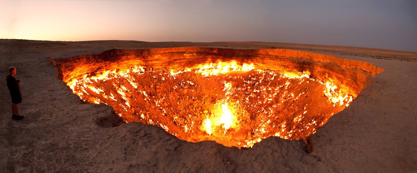 Pozo de Darvaza (Turkmenistan) | Aunque los científicos aseguraron que sólo ardería durante 2 días, hace ya más de 40 años desde que los soviéticos le prendieron fuego a este campo de gas cuando buscaban petróleo. Sus llamas aún no se han apagado y por eso es conocido como la Puerta del Infierno.