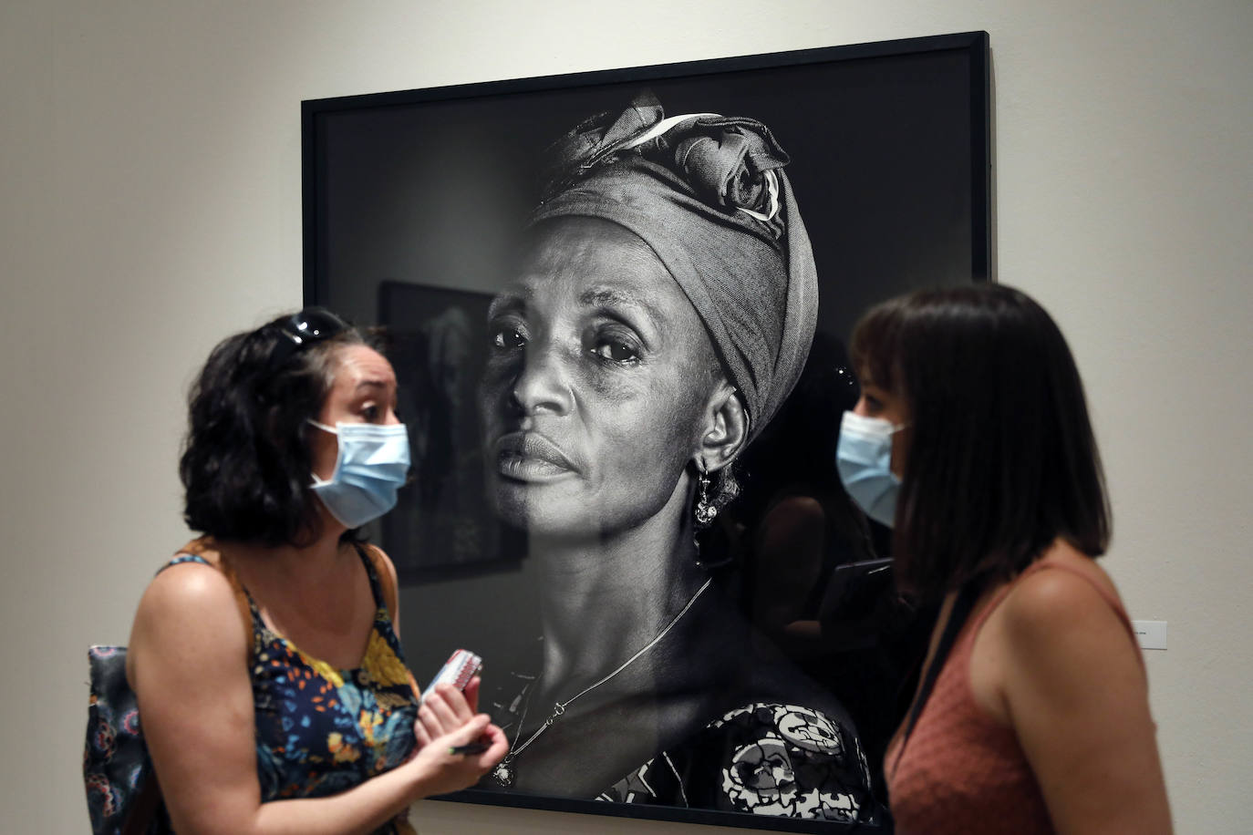 La exposición 'Mujeres del Congo' es un conjunto de 27 imágenes en blanco y negro de mujeres y niñas supervivientes de la violencia en el país africano. Se trata de una muestra de Isabel Muñoz, Premio Nacional de Fotografía que puede visitarse en la sala Martínez Guerricabeitia de la Nau de la Universitat de València (UV).
