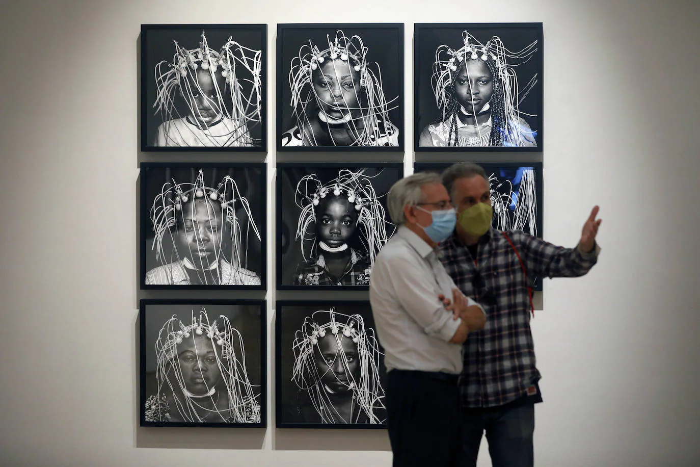 La exposición 'Mujeres del Congo' es un conjunto de 27 imágenes en blanco y negro de mujeres y niñas supervivientes de la violencia en el país africano. Se trata de una muestra de Isabel Muñoz, Premio Nacional de Fotografía que puede visitarse en la sala Martínez Guerricabeitia de la Nau de la Universitat de València (UV).