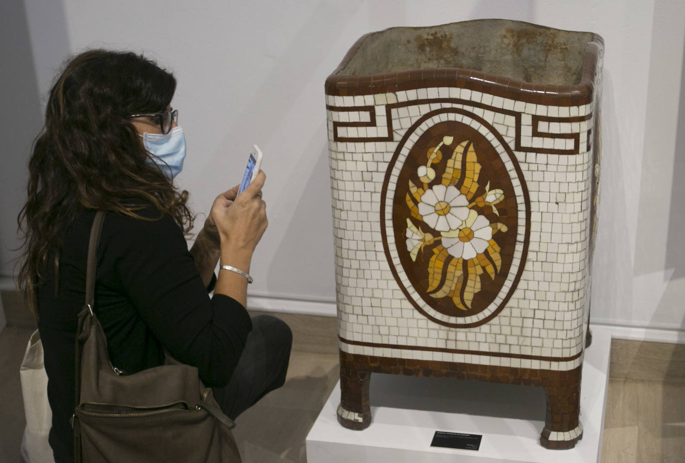 El Museo Nacional de Cerámica «González Martí», ubicado en el Palacio del Marqués de Dos Aguas, ha inaugurado una exposición que muestra el mosaico de trencadís, una de las imágenes que más identifican la obra de Antonio Gaudí y que el artista utilizó en el parque Güell, fincas modernistas de Barcelona y en la Sagrada Familia. 