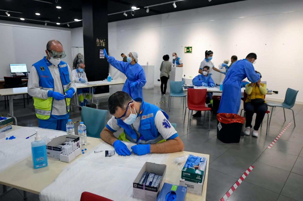 Técnicos sanitarios realizan pruebas en Madrid para detectar el coronavirus. AFP