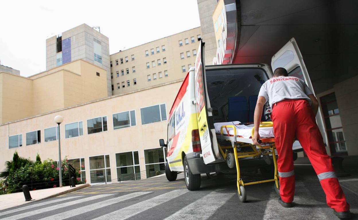 La mujer ha sufrido una brecha en la cabeza y ha sido trasladada a un centro hospitalario. 