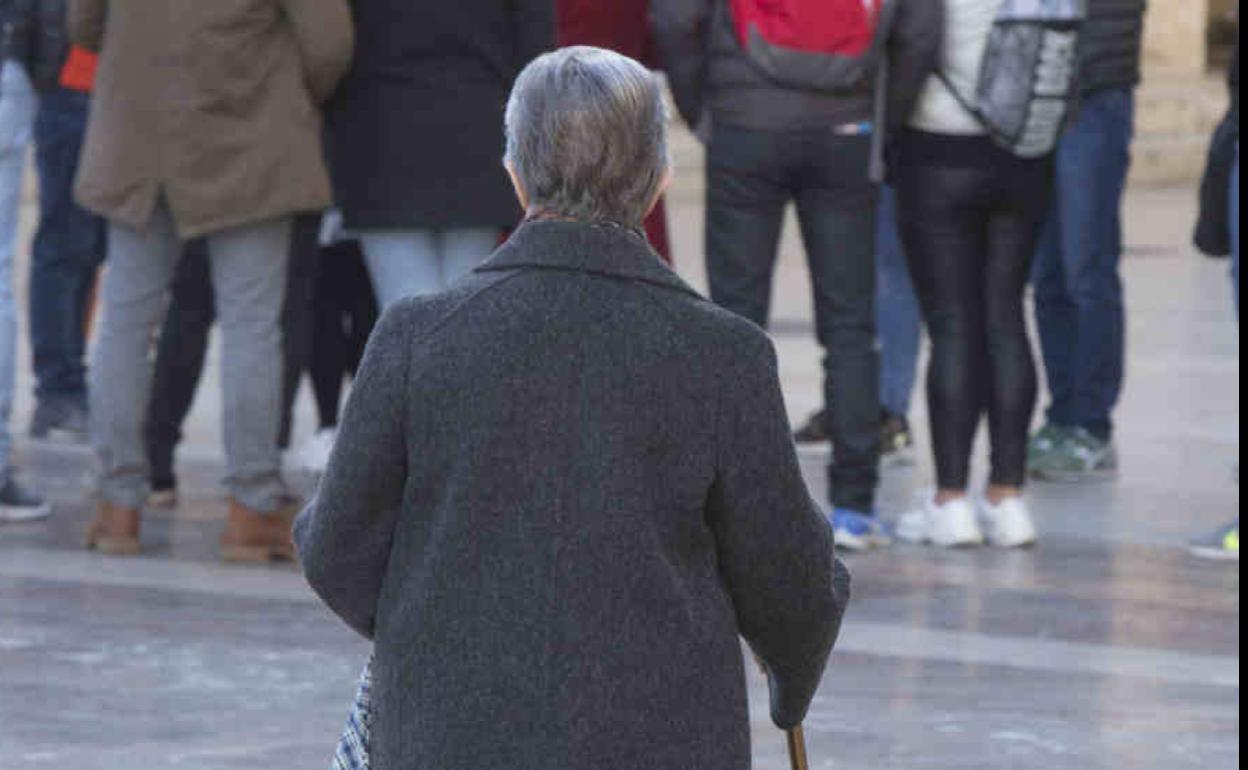 Persona mayor paseando por el centro de Valencia.