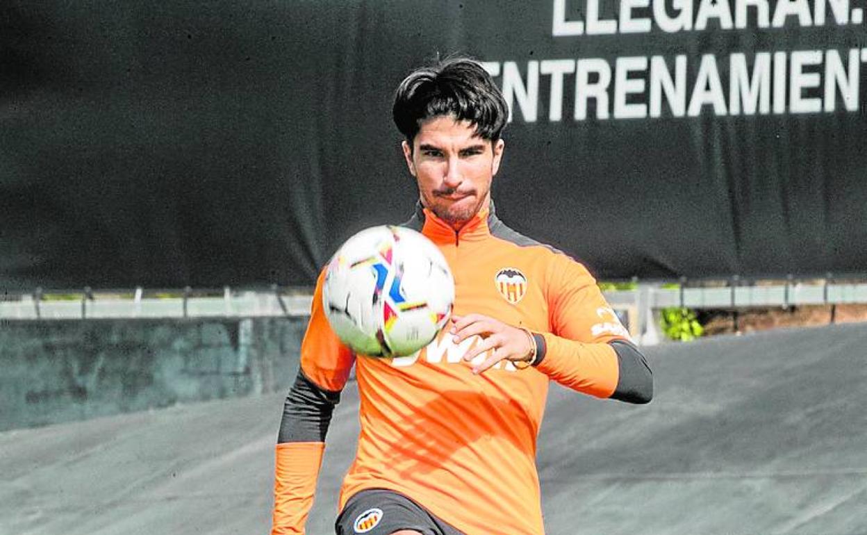 Carlos Soler, preparado para asumir galones en el equipo. 