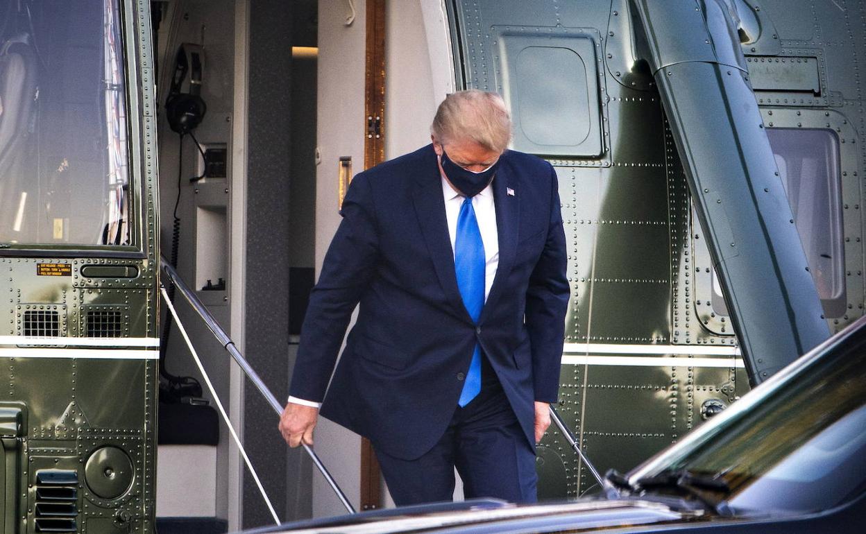 Donald Trump baja del helicóptero tras aterrizar en el hospital militar Walter Reed.