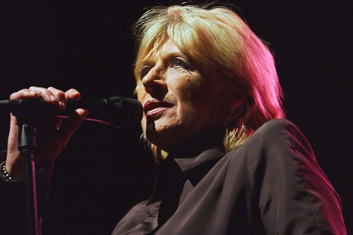 La cantante británica Marianne Faithfull fue hospitalizada durante tres semanas en abril. 