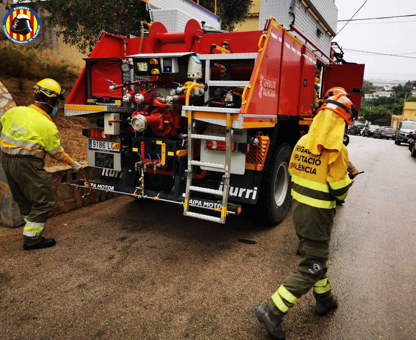 Un incendio forestal ha afectado a la zona de la montaña de Santa Anna de Oliva. El fuego ha arrancado a las 16 horas y ha quema el entorno de la Senda dels Lladres, obligando a desalojar dos colegios y decenas de viviendas.