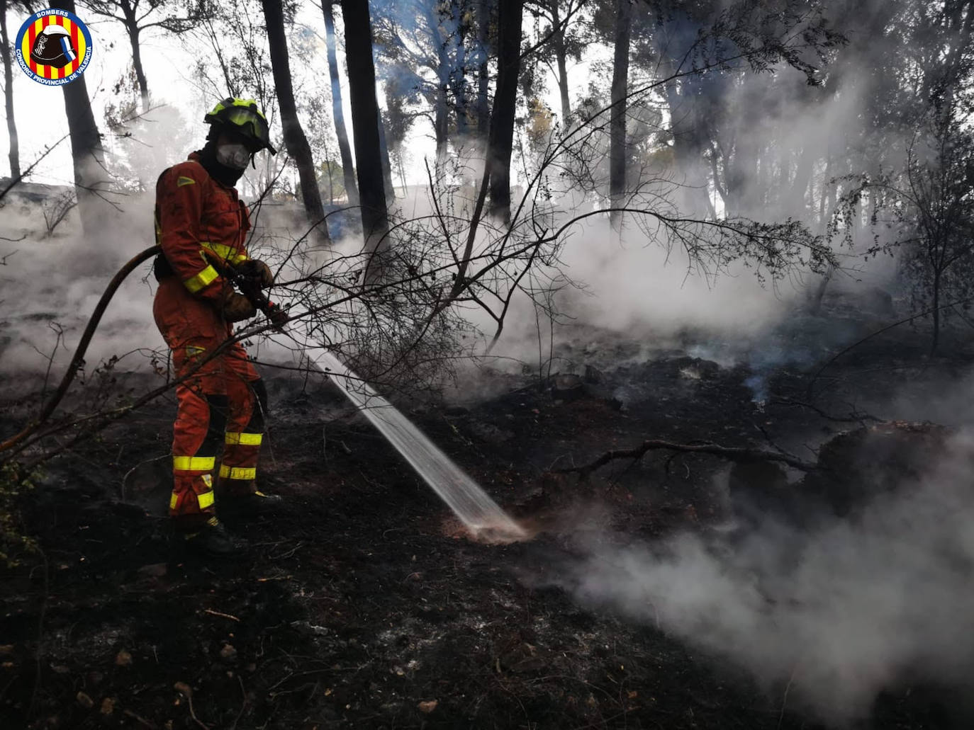 Un incendio forestal ha afectado a la zona de la montaña de Santa Anna de Oliva. El fuego ha arrancado a las 16 horas y ha quema el entorno de la Senda dels Lladres, obligando a desalojar dos colegios y decenas de viviendas.