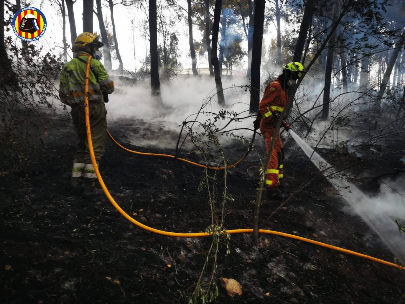 Un incendio forestal ha afectado a la zona de la montaña de Santa Anna de Oliva. El fuego ha arrancado a las 16 horas y ha quema el entorno de la Senda dels Lladres, obligando a desalojar dos colegios y decenas de viviendas.