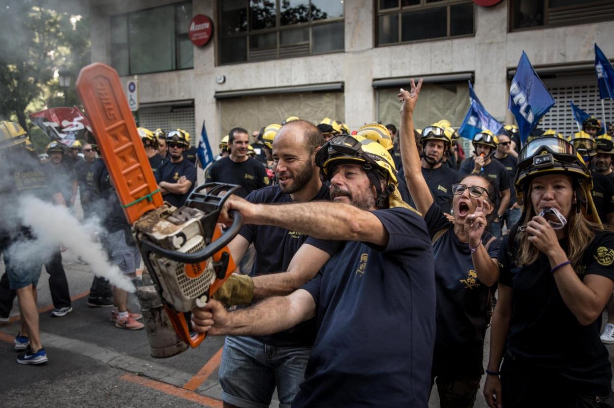 Los bomberos forestales de la Generalitat, en una protesta. efe