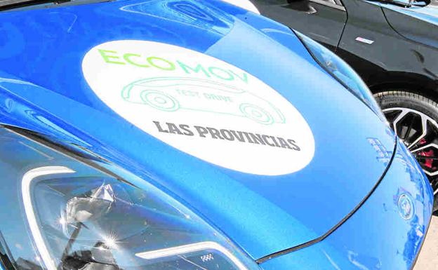 Coches ecológicos expuestos en un concesionario.