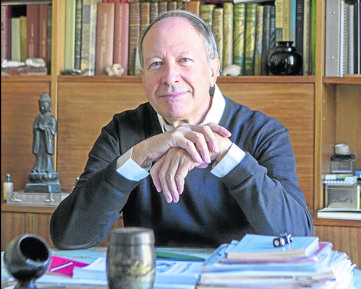 El pensador Ignacio Gómez de Liaño posa en su casa de Madrid.