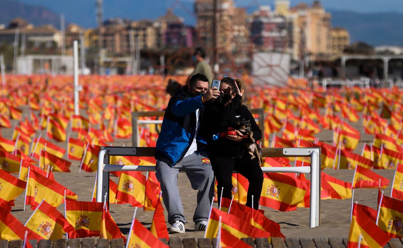 53.000 banderas en la playa de la Patacona homenajean a los fallecidos por la Covid-19