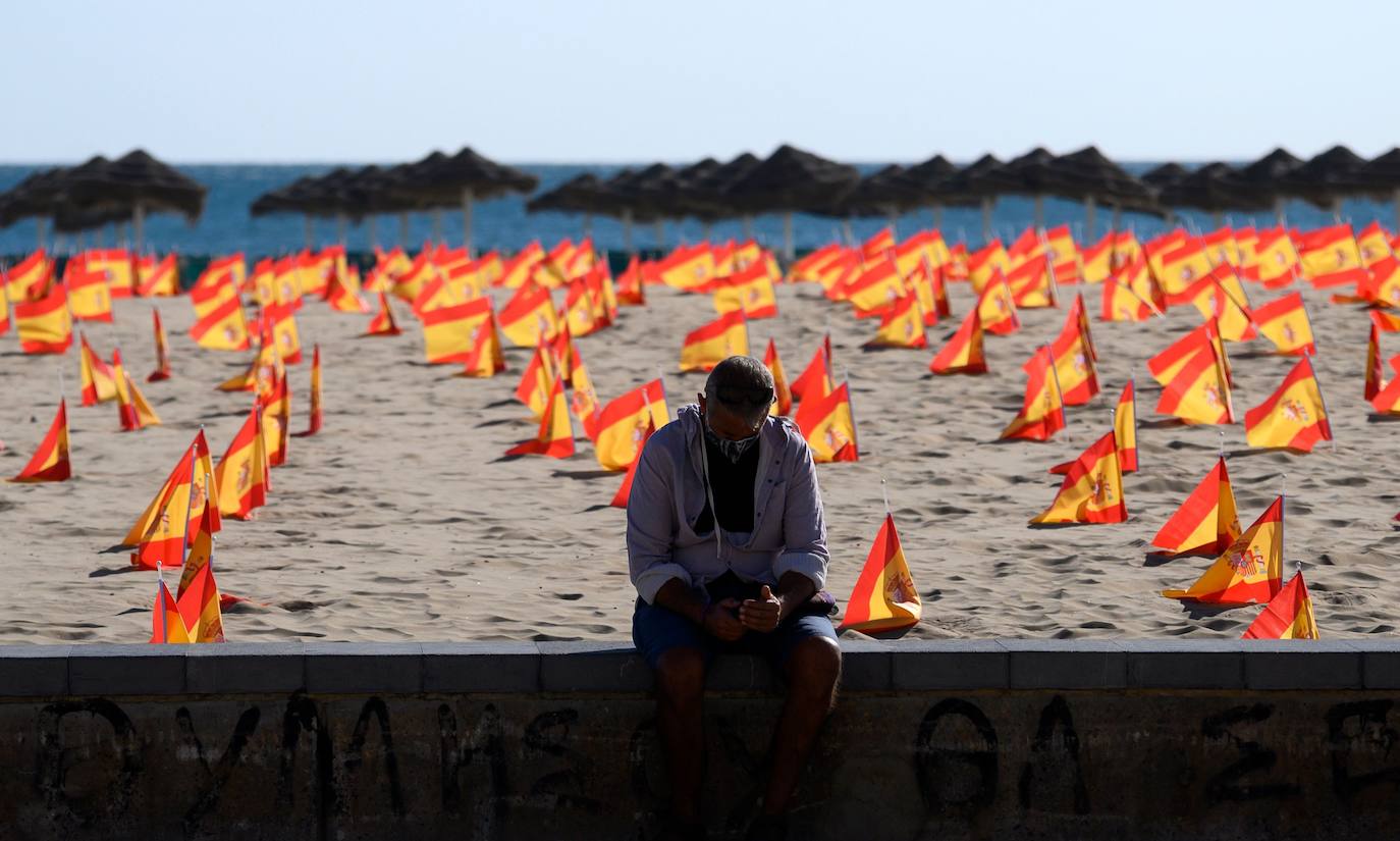 53.000 banderas en la playa de la Patacona homenajean a los fallecidos por la Covid-19