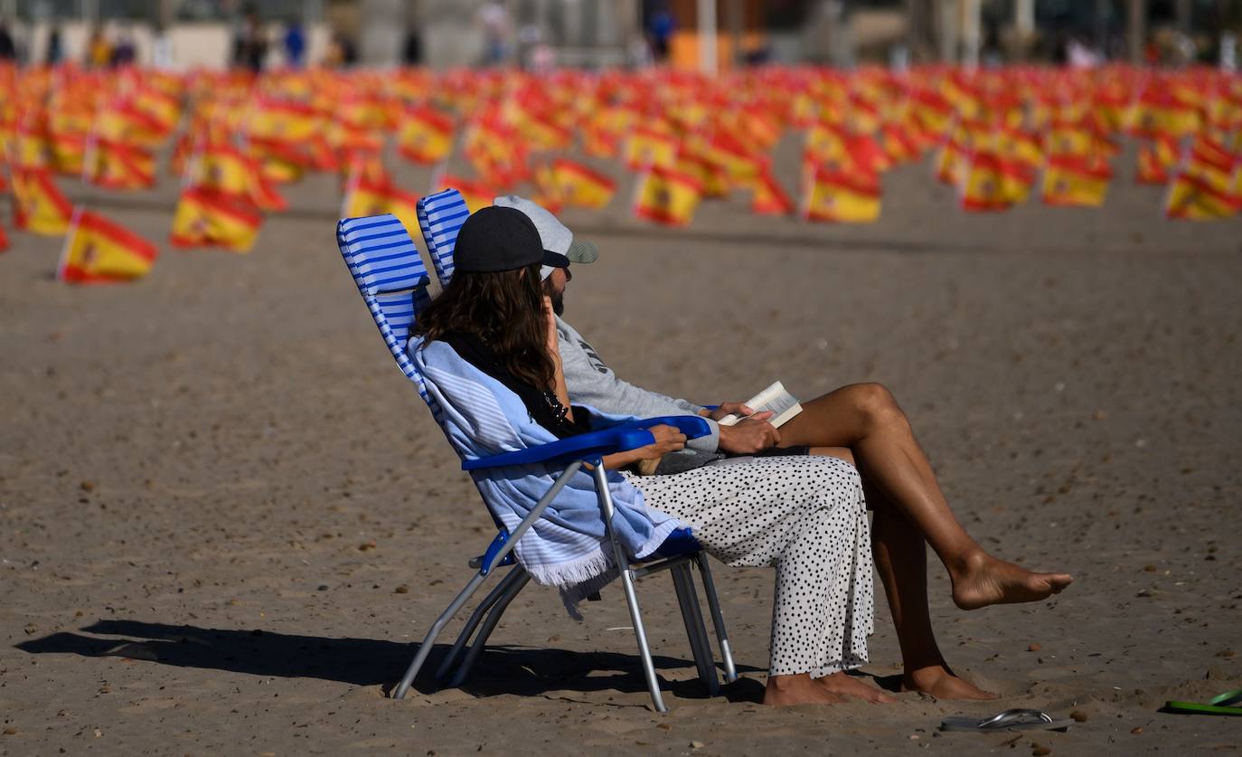 53.000 banderas en la playa de la Patacona homenajean a los fallecidos por la Covid-19