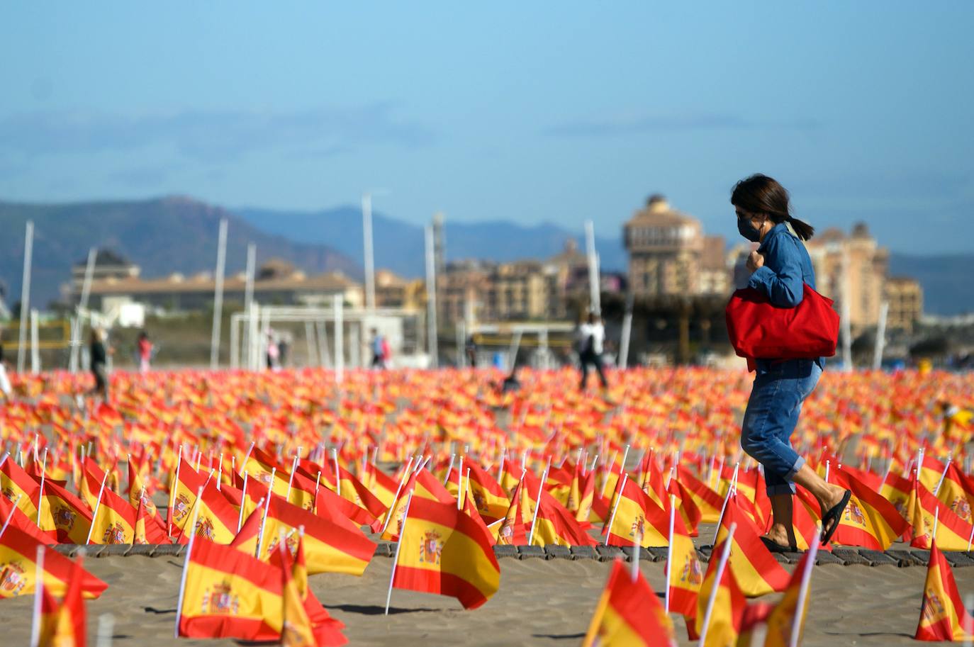 53.000 banderas en la playa de la Patacona homenajean a los fallecidos por la Covid-19