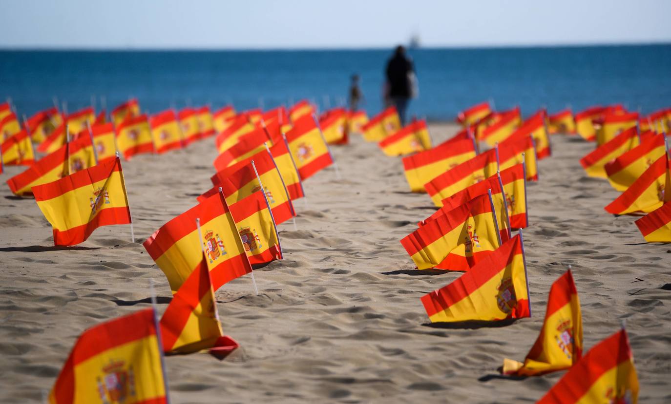 53.000 banderas en la playa de la Patacona homenajean a los fallecidos por la Covid-19