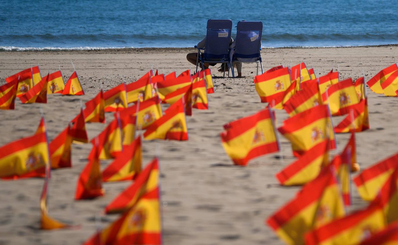 53.000 banderas en la playa de la Patacona homenajean a los fallecidos por la Covid-19