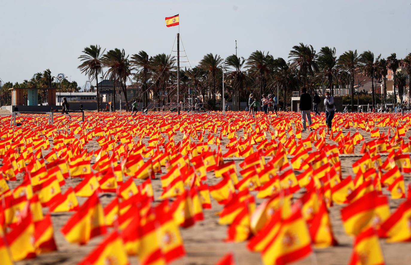 53.000 banderas en la playa de la Patacona homenajean a los fallecidos por la Covid-19