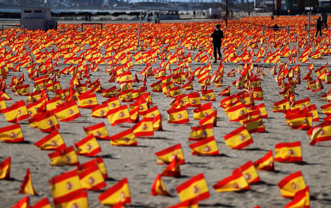 53.000 banderas en la playa de la Patacona homenajean a los fallecidos por la Covid-19