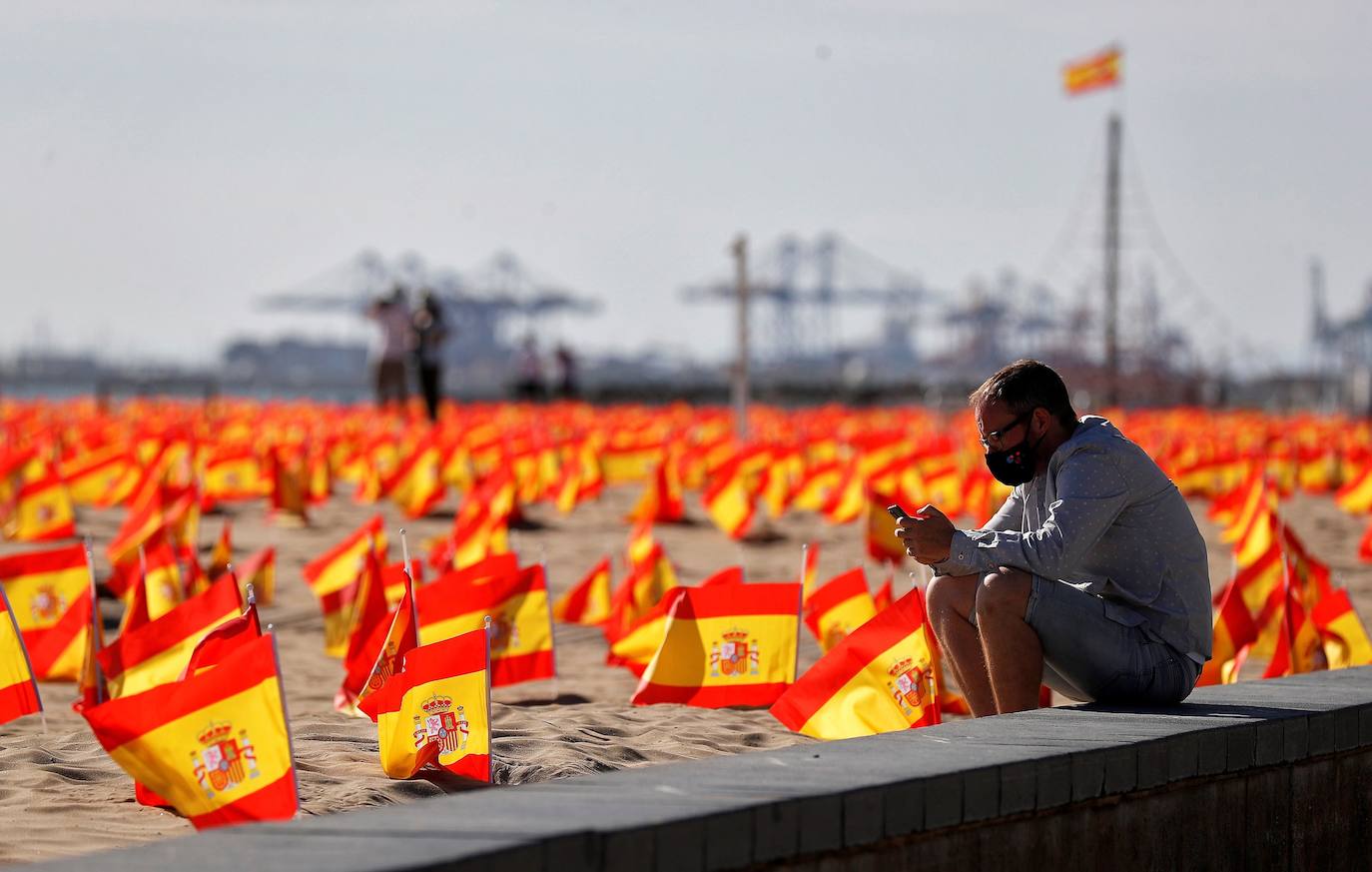 53.000 banderas en la playa de la Patacona homenajean a los fallecidos por la Covid-19