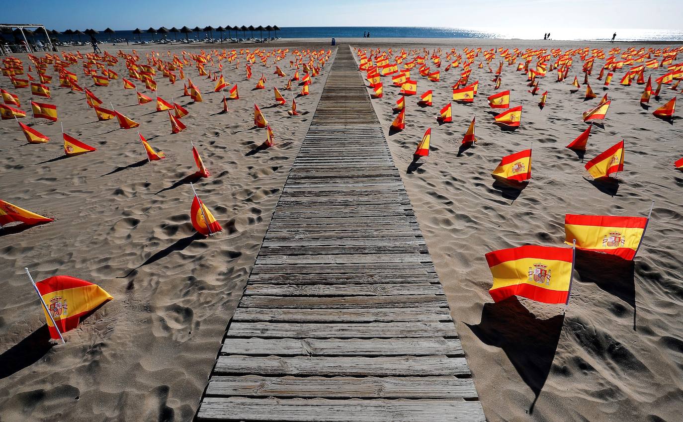 53.000 banderas en la playa de la Patacona homenajean a los fallecidos por la Covid-19