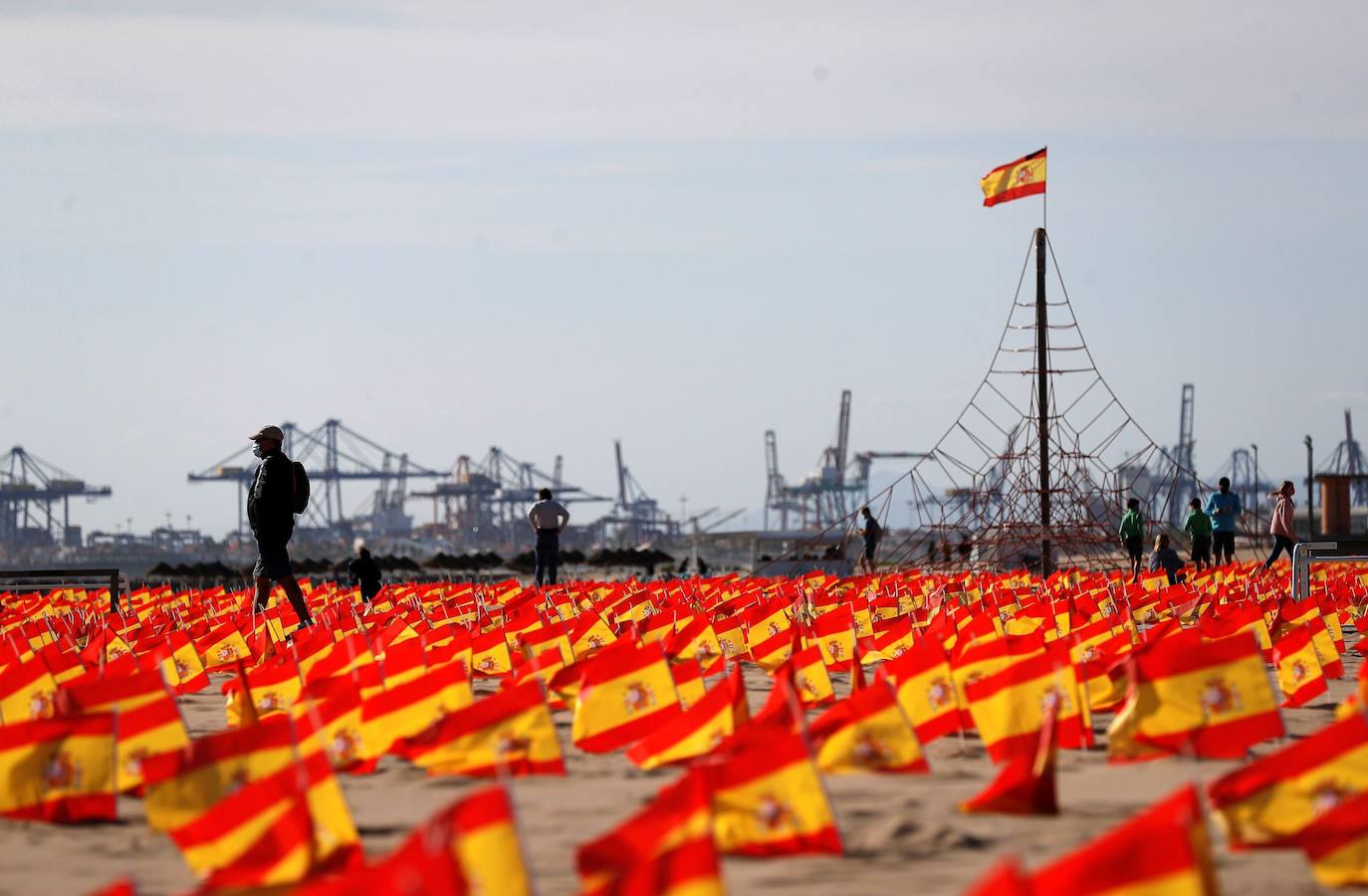 53.000 banderas en la playa de la Patacona homenajean a los fallecidos por la Covid-19