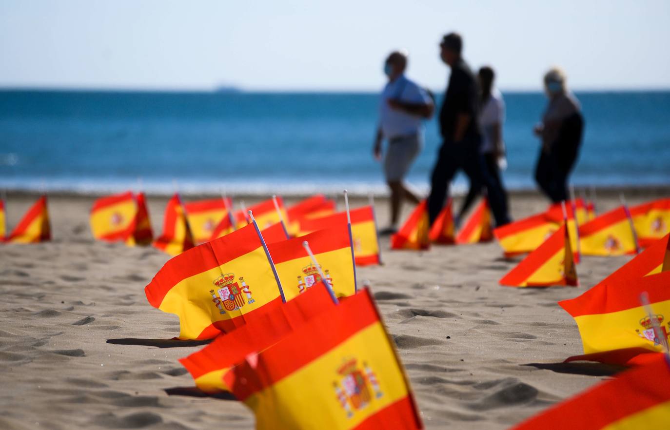 53.000 banderas en la playa de la Patacona homenajean a los fallecidos por la Covid-19