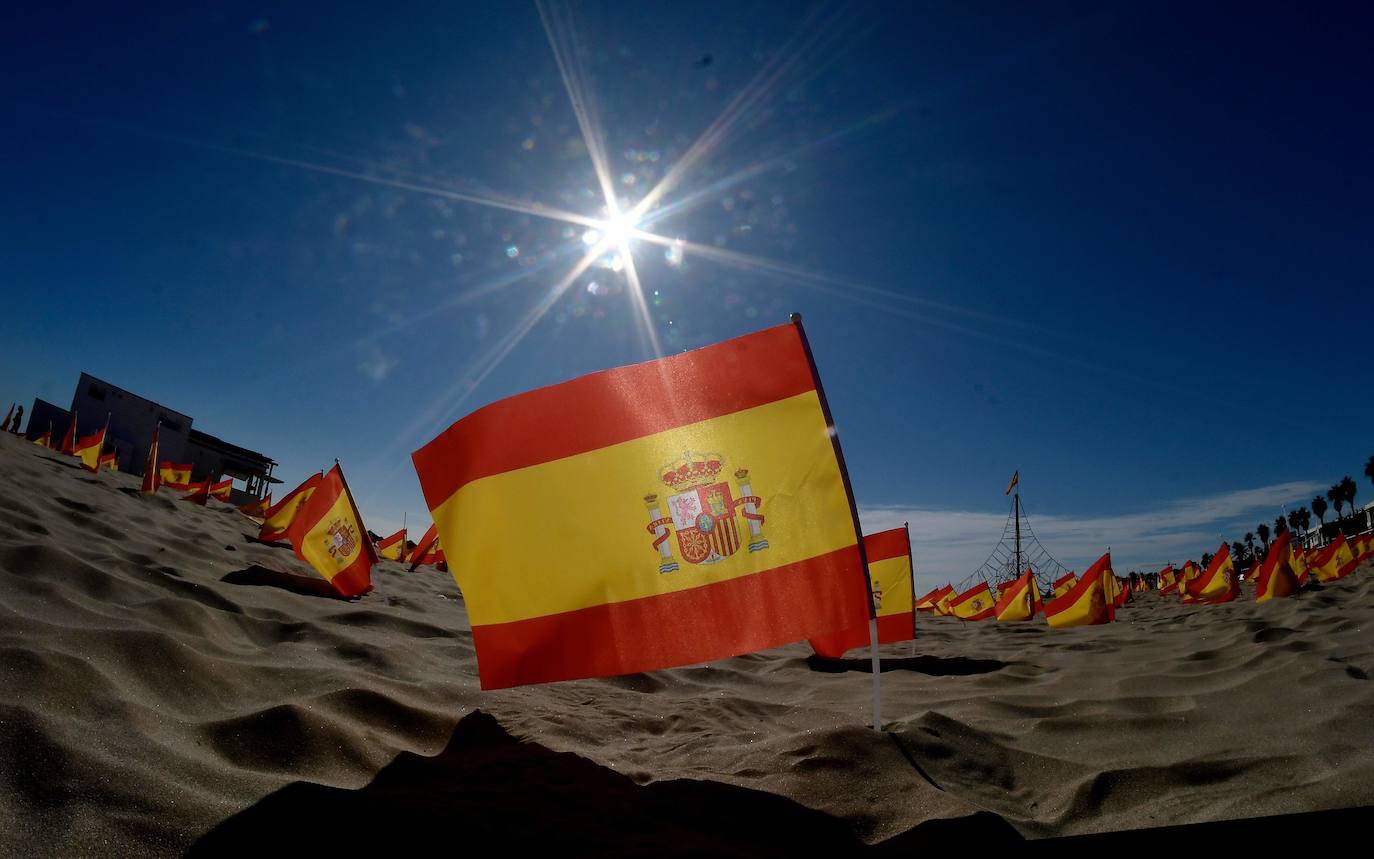 53.000 banderas en la playa de la Patacona homenajean a los fallecidos por la Covid-19