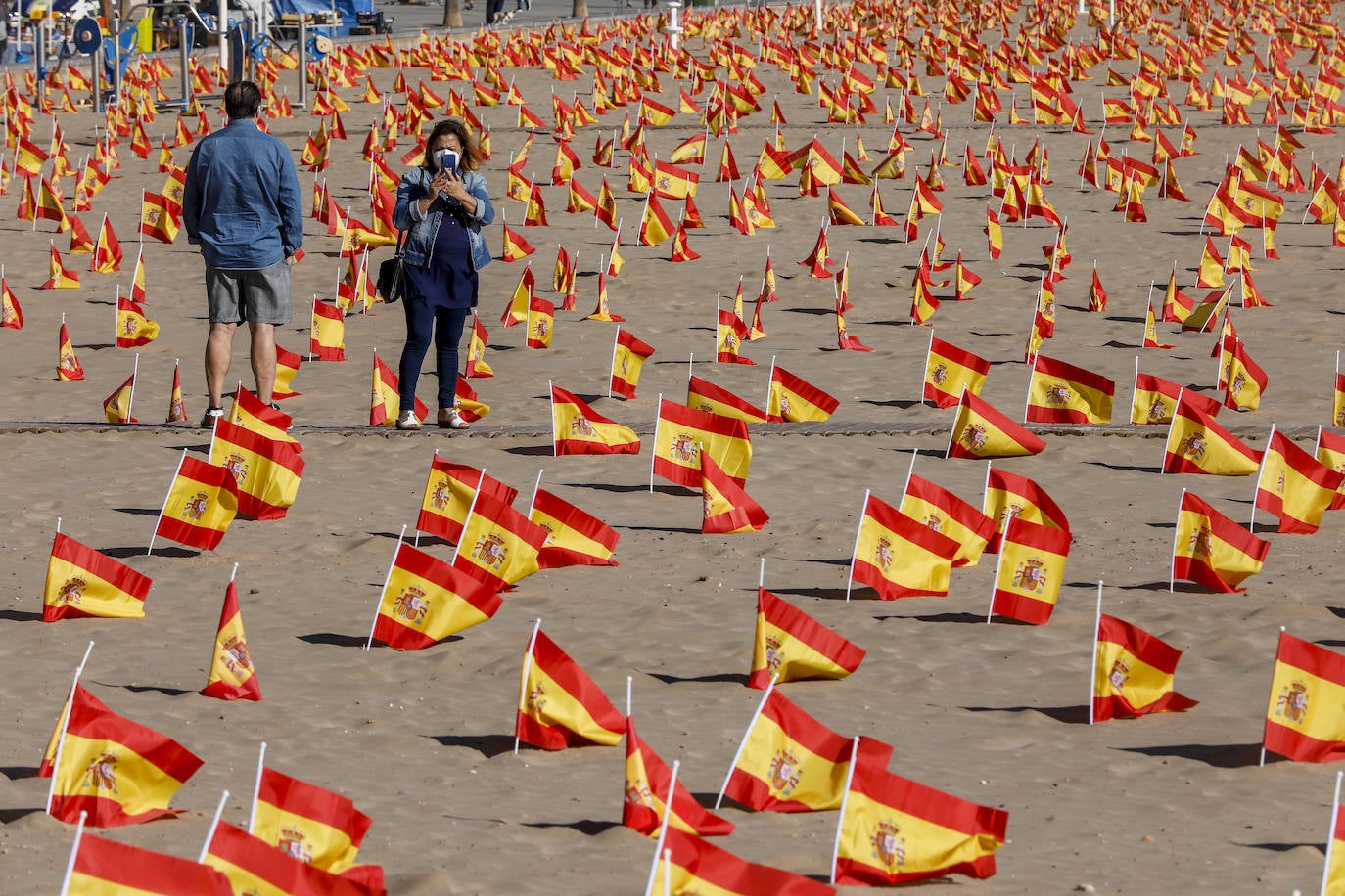 53.000 banderas en la playa de la Patacona homenajean a los fallecidos por la Covid-19