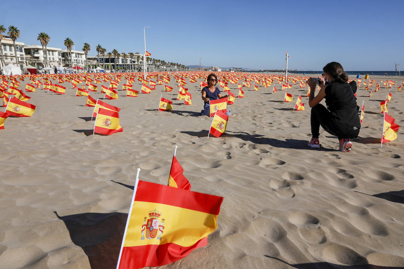 53.000 banderas en la playa de la Patacona homenajean a los fallecidos por la Covid-19