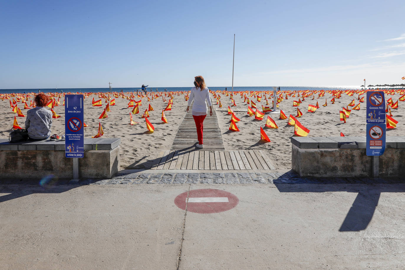 53.000 banderas en la playa de la Patacona homenajean a los fallecidos por la Covid-19