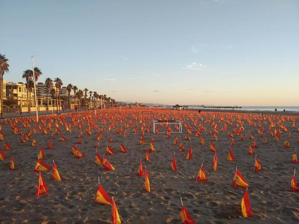 53.000 banderas en la playa de la Patacona homenajean a los fallecidos por la Covid-19