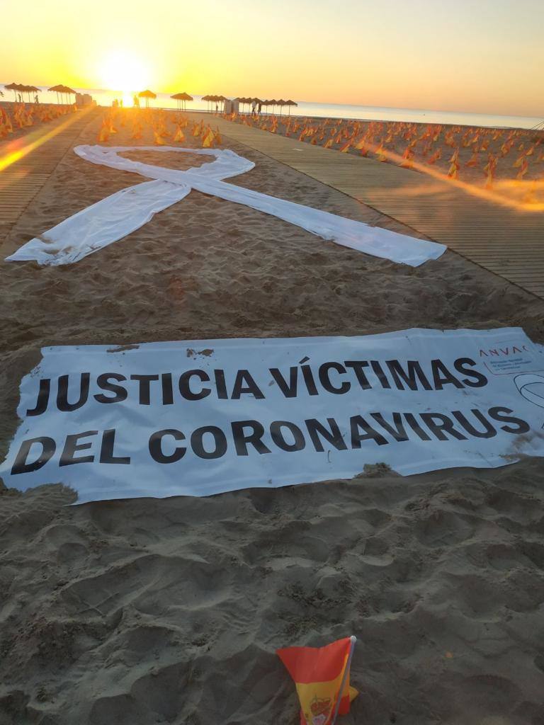 53.000 banderas en la playa de la Patacona homenajean a los fallecidos por la Covid-19