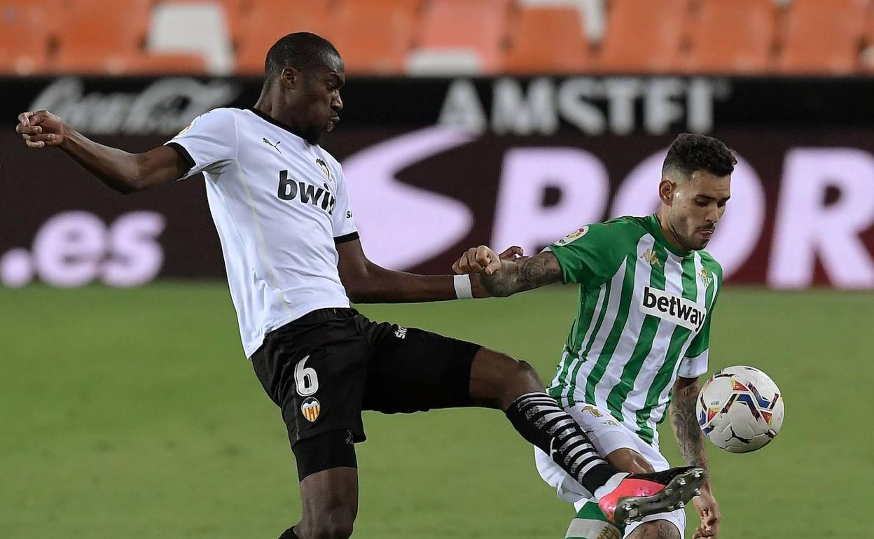 Kondogbia y Sanabria, en el partido del sábado en Mestalla.