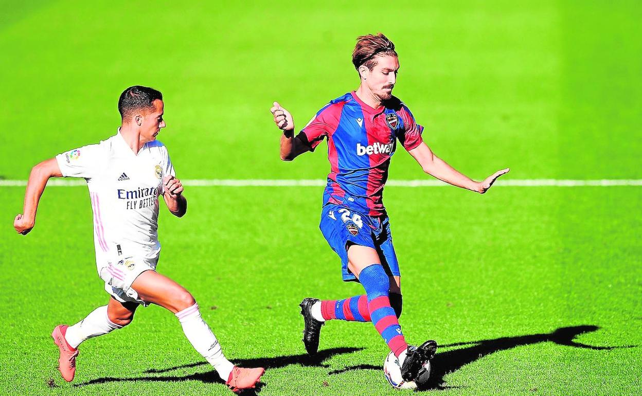 José Campaña maneja el balón ante la presión de Lucas Vázquez.