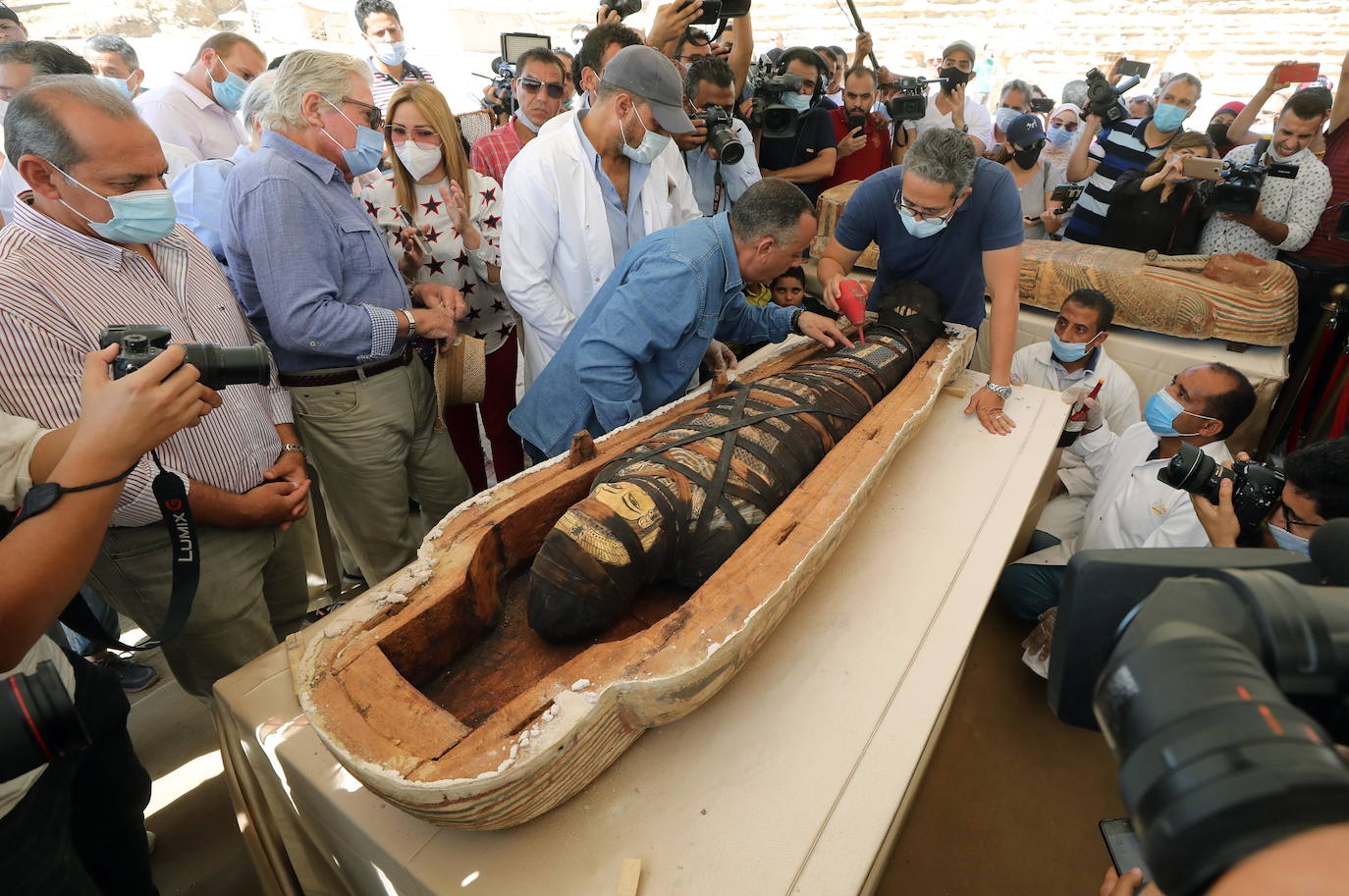 Un gran número de ataúdes humanos decorados y cerrados hace más de 2.500 años, además de estatuas de madera coloridas, fueron descubiertos en Saqara, al sur de El Cairo. La misión arqueológica egipcia ha anunciado varios descubrimientos arqueológicos importantes en este yacimiento arqueólogico.