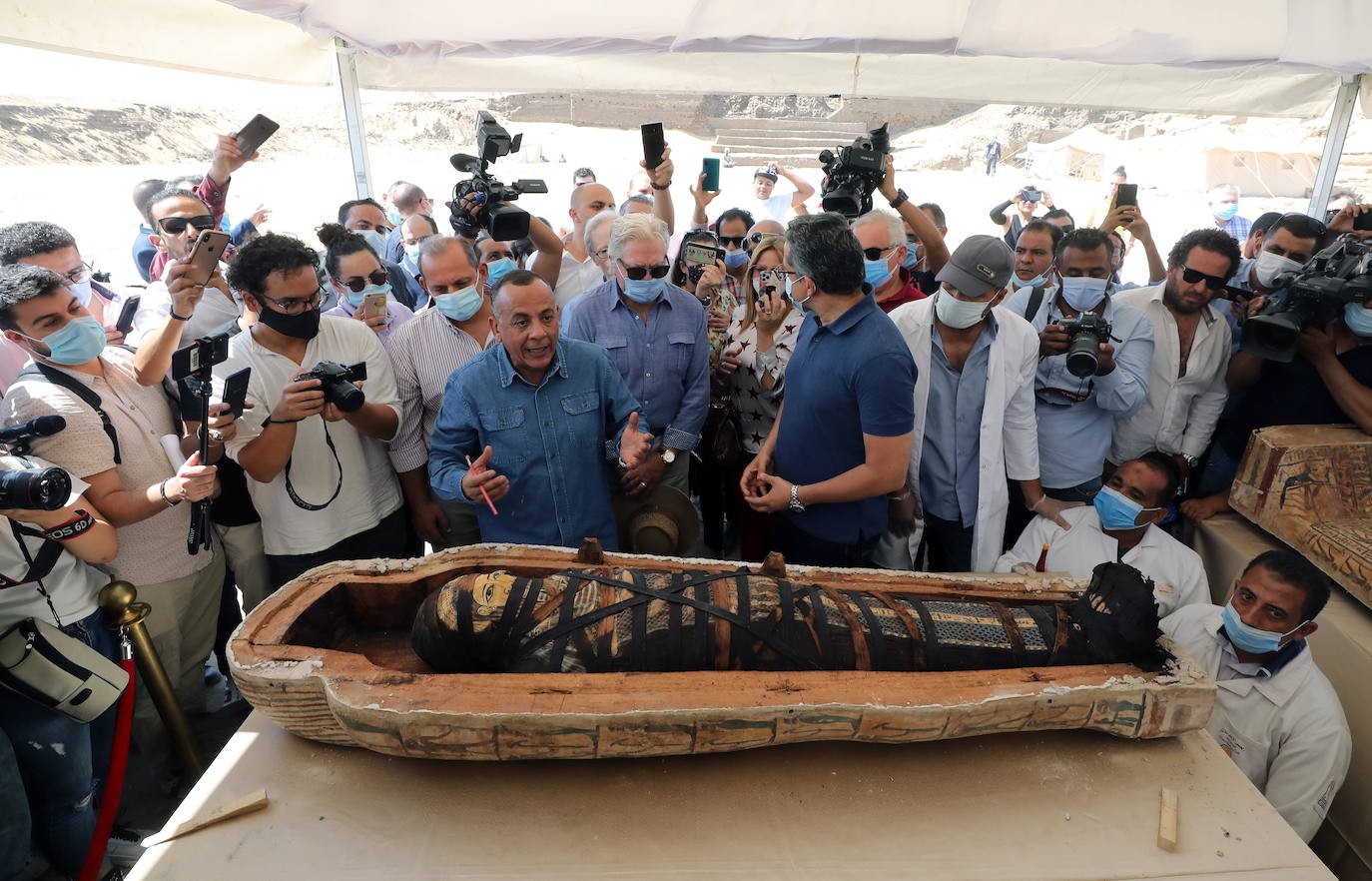 Junto a la pirámide de Zoser, considerada la más antigua de la historia y que fue reabierta a principios del pasado mes de marzo, los ataúdes y momias fueron presentados al público en un evento al que acudieron 43 embajadores y más de 200 periodistas de todo el mundo. 