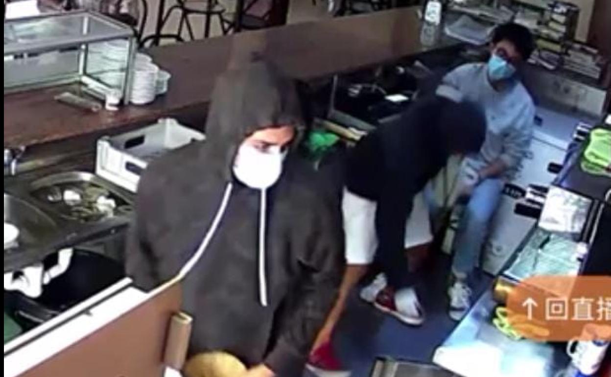 Los dos ladrones en una imagen captada por una cámara de seguridad