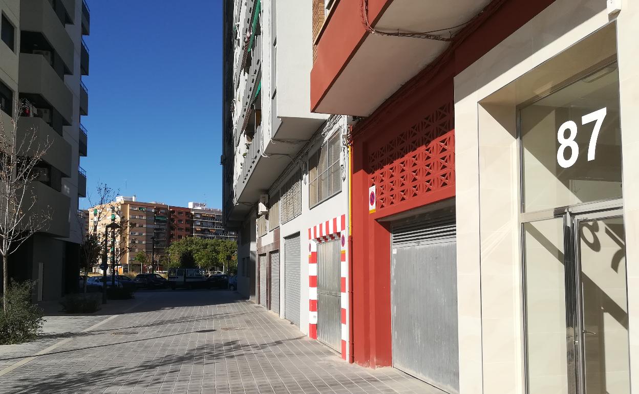 Entrada de uno de los garajes donde robó el ladrón en el barrio de Malilla. 