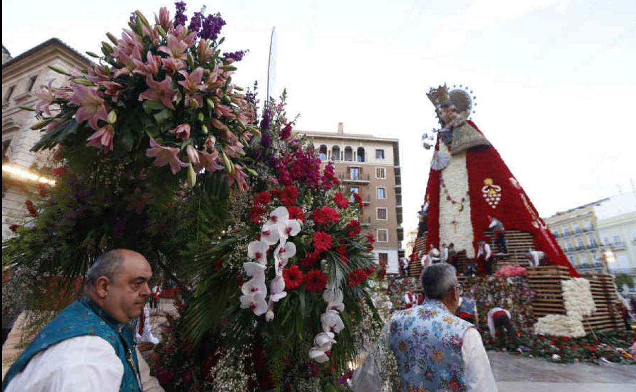 Una Ofrenda de Fallas en Valencia. 