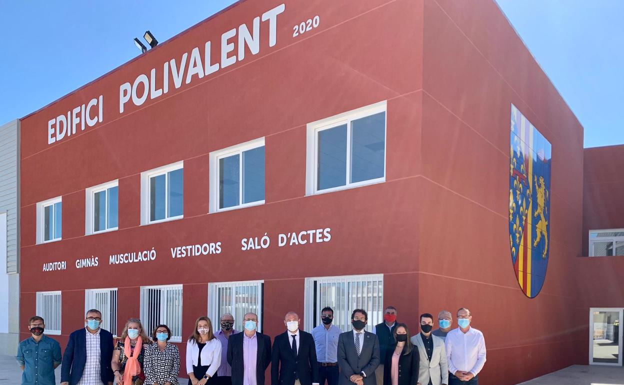 El presidente de la Diputación, junto a miembros de la corporación de Llocnou, durante su visita. 