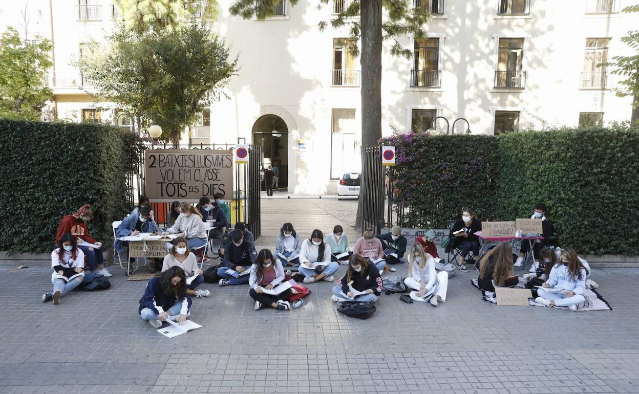 Estudiantes del Lluís Vives hoy a las puertas del centro. 