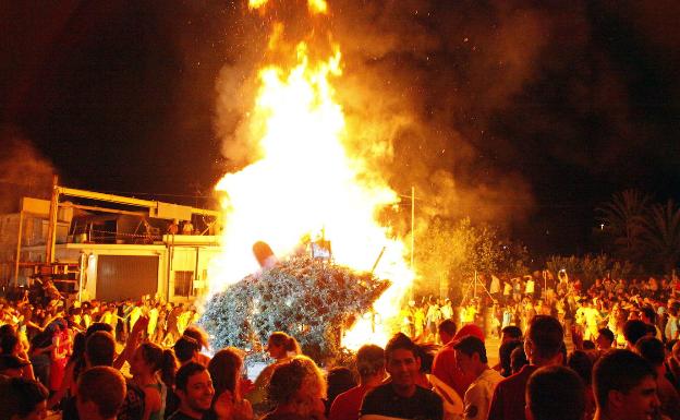 HOGUERAS DE SAN JUAN. Del 20 al 24 de junio se celebran en Alicante las Hogueras de San Juan, declaradas de Interés Turístico Internacional en 1983​​.