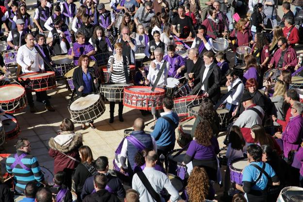 TAMBORADA. Comienza en Alcora pero se extiende a otros también a Alzira y a otros municipios fuera de la Comunitat. Esta fiesta fue declarada patrimonio inmaterial de la humanidad en 2018.