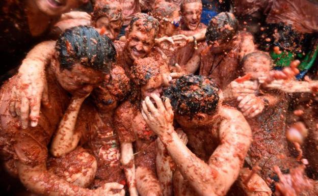 TOMATINA. Una de las fiestas valencianas más conocidas internacionalmente, la Tomatina de Bunyol se celebra el último miércoles de agosto.