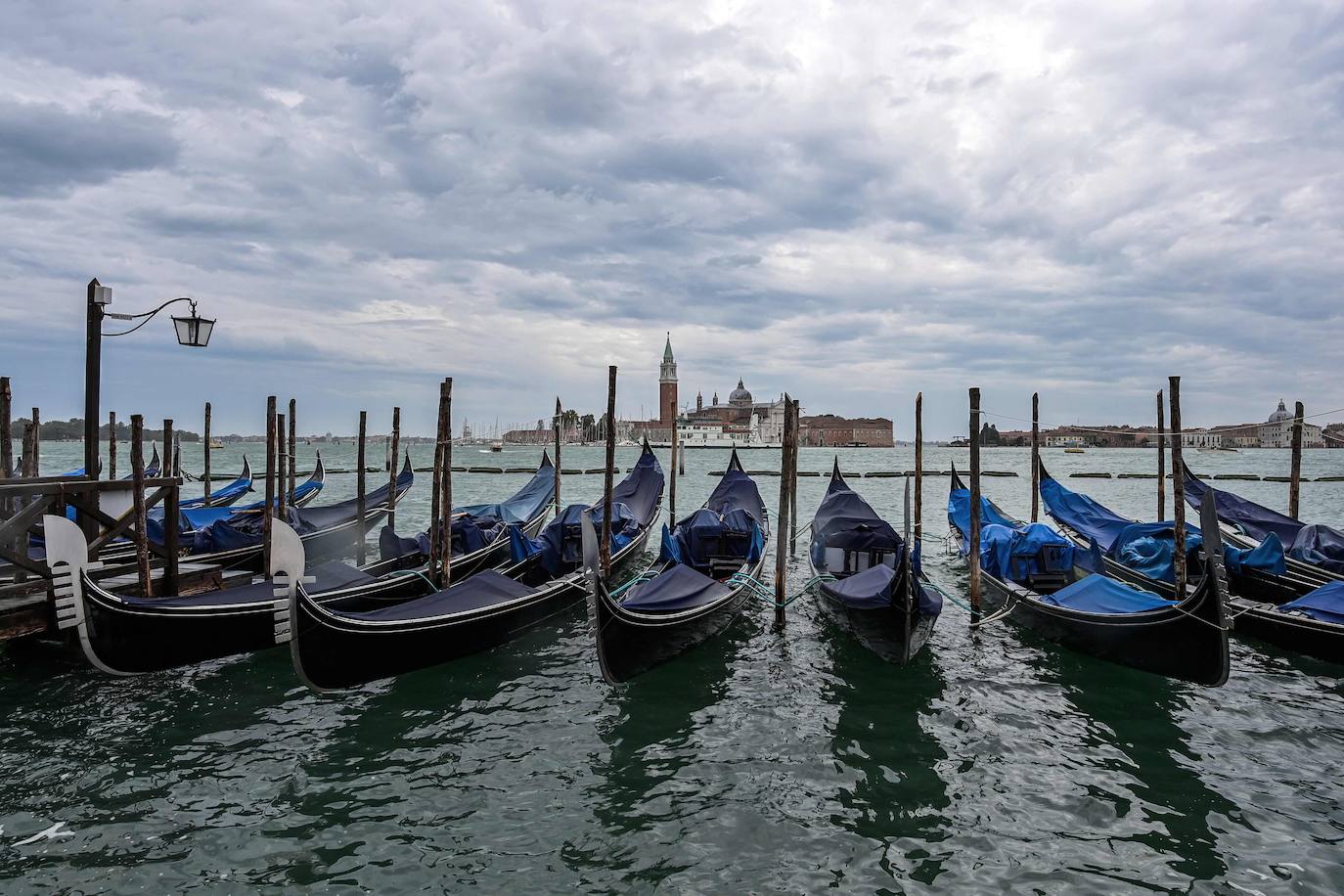 "Estamos satisfechos, sobre todo por la gente, porque la ciudad está viva, adquiere sentido. No solo se salvan museos y palacios sino que se facilita la vida en la ciudad", se felicitó el alcalde de Venecia, Luigi Brugnaro.