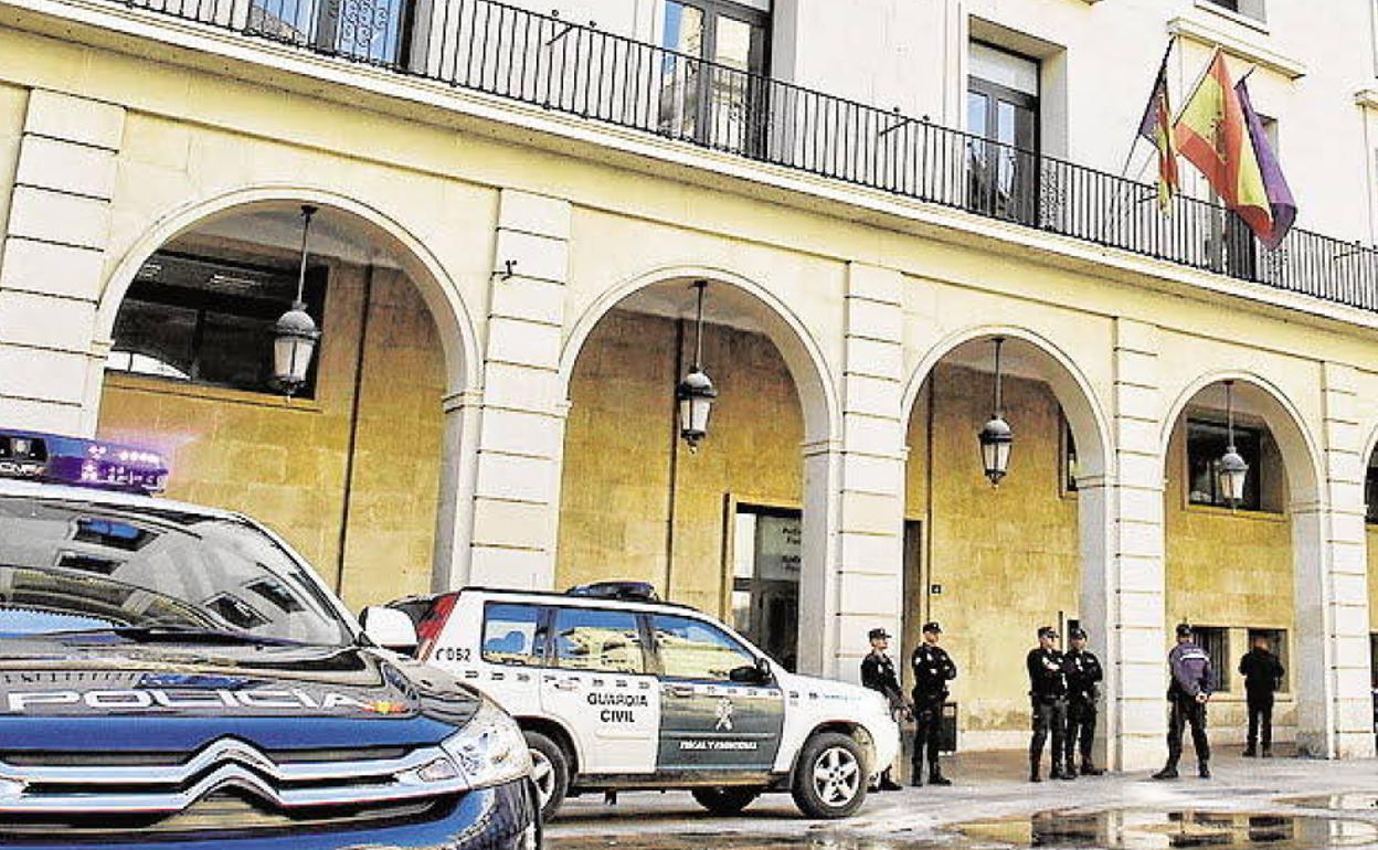 Entrada a la Audiencia Provincial de Alicante. 