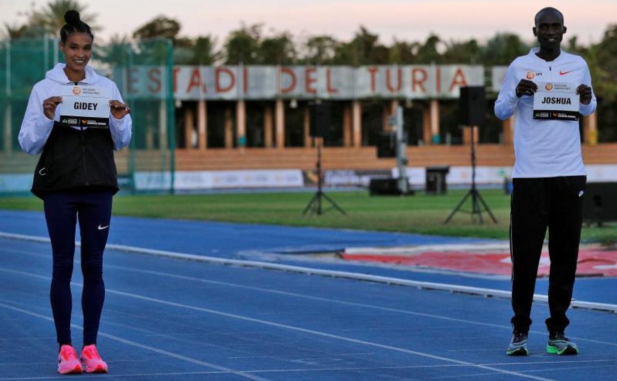 Gidey y Cheptegei, en la pista donde este miércoles asaltan el récord del mundo. 