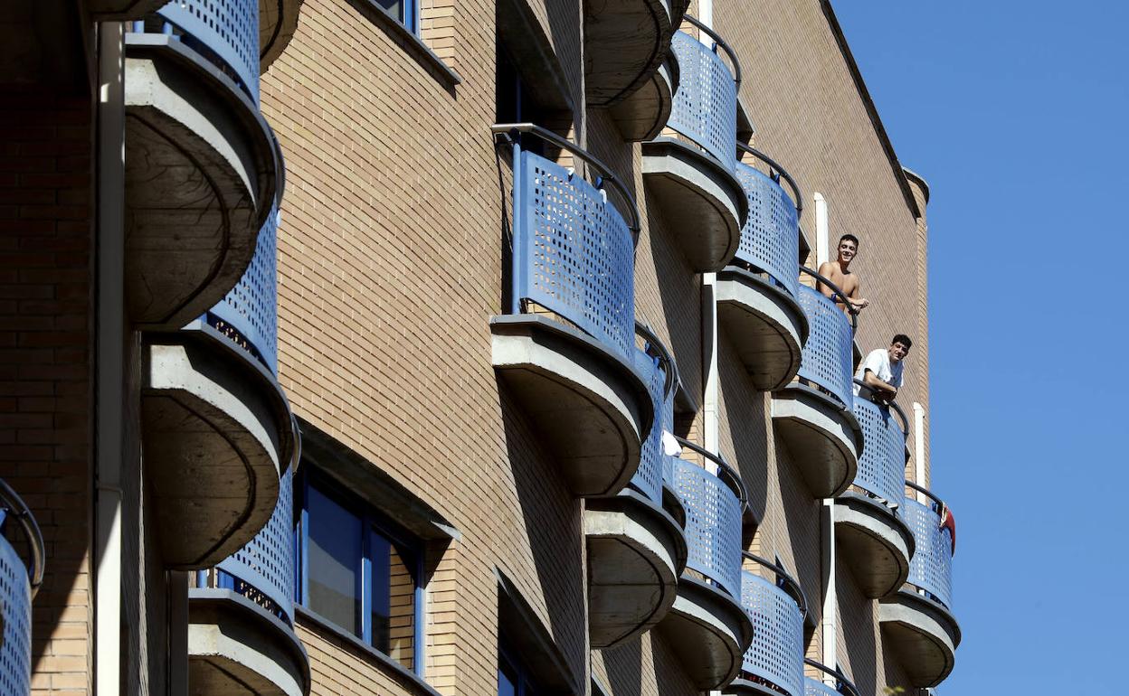 Varios residentes se asoman a los balcones del Colegio Mayor